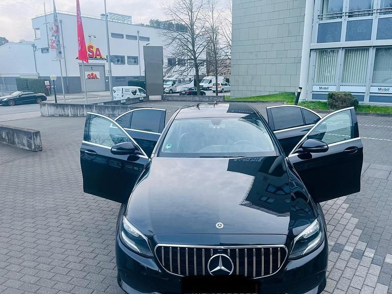 Schwarz Gebraucht 2019 Mercedes E200 AMG line Limousine | 18.000 € (Etwas zu teuer) - Bild 1/4