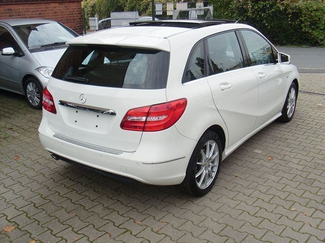Gebraucht Mercedes B200 156 PS (114 kW) 2012 Weiß Kleinwagen