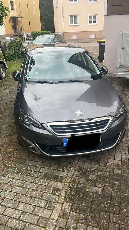 Grau Gebraucht 2016 Peugeot 308 Allure Limousine | 7.400 € (Superpreis) - Bild 1/4