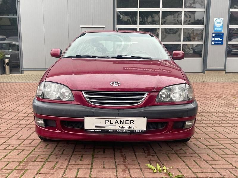 Gebraucht Toyota Avensis Executive 147 PS (108 kW) 2000 Rot Kombi