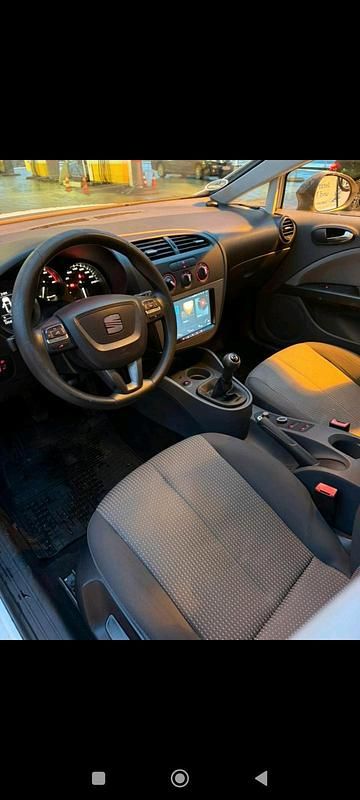 Weiß Gebraucht 2010 Seat Leon Limousine | 3.500 € (Fairer Preis) - Bild 1/4