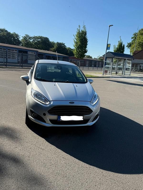 Silber Gebraucht 2013 Ford Fiesta Kleinwagen | 3.999 € (Fairer Preis) - Bild 1/4