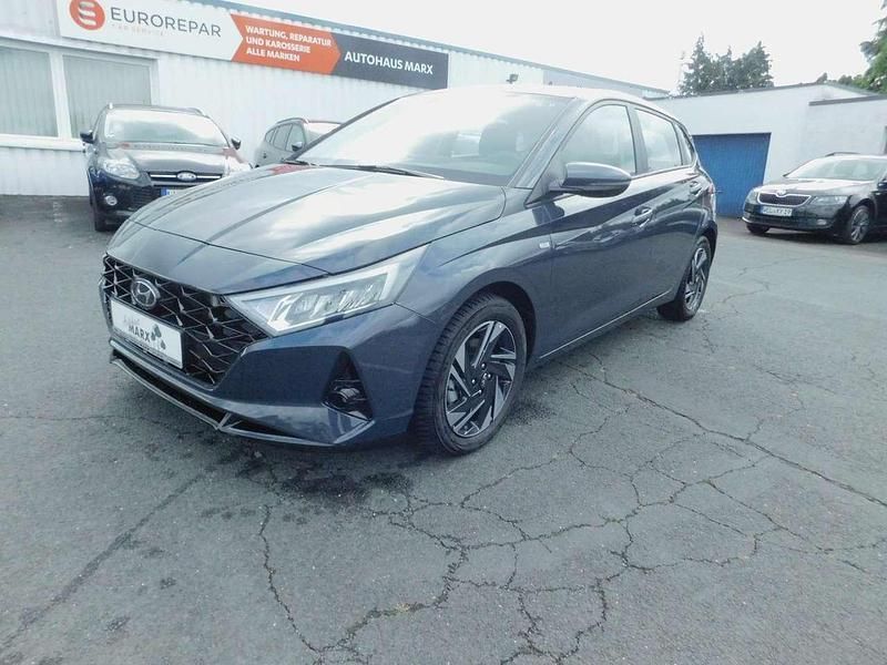 Gebraucht Hyundai i20 Trend 101 PS (74 kW) 2023 Aurora grey / met Limousine