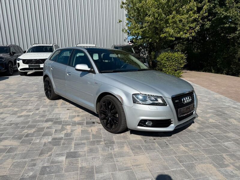Silber Gebraucht 2011 Audi A3 Sportback Ambition Limousine | 7.800 € (Superpreis) - Bild 1/4