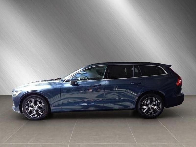 Gebraucht Volvo V60 Core 197 PS (144 kW) 2024 Blau Kombi
