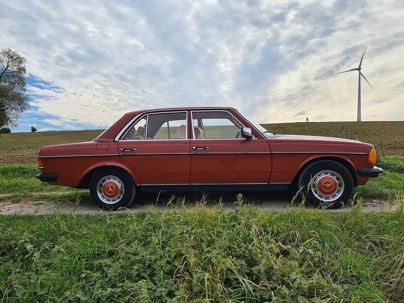 Gebraucht Mercedes 200 109 PS (80 kW) 1983 Rot Limousine