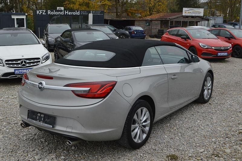 Usado Opel Cascada Active 140 HP (102 kW) 2016 Prateado Cabrios