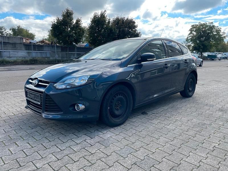 Grau Gebraucht 2011 Ford Focus Limousine | 3.650 € (Fairer Preis) - Bild 1/4