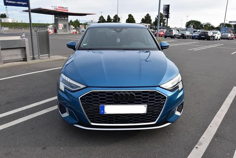 Blau Gebraucht 2020 Audi A3 Comfort Limousine | 27.000 € (Teuer) - Bild 1/4