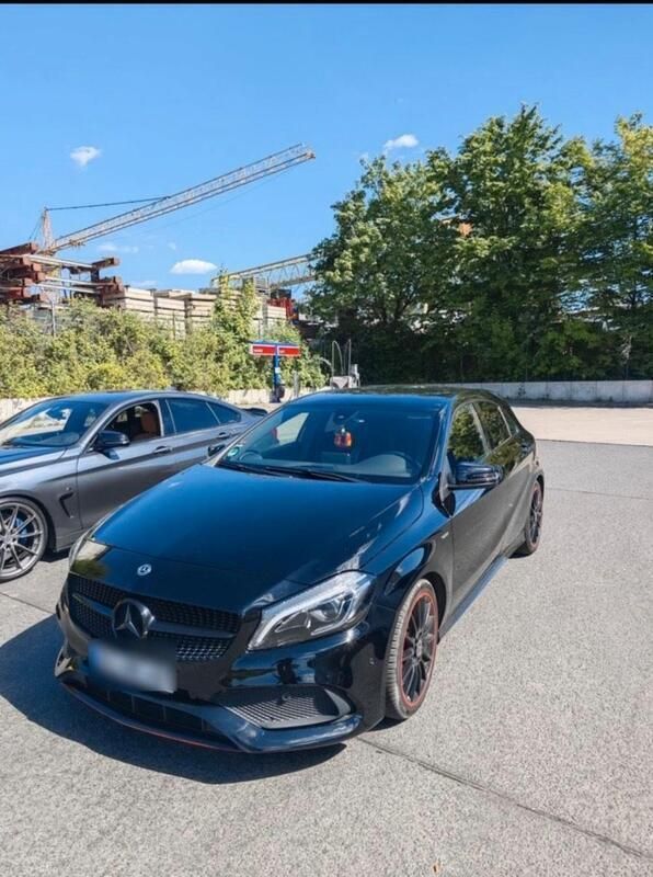 Schwarz Gebraucht 2017 Mercedes 180 AMG line Limousine | 15.500 € - Bild 1/4