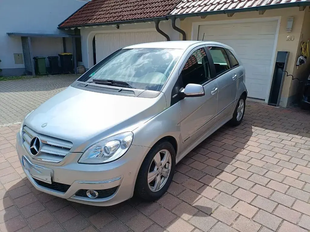 Gebraucht Mercedes B180 116 PS (85 kW) 2011 Silber Van / Kleinbus