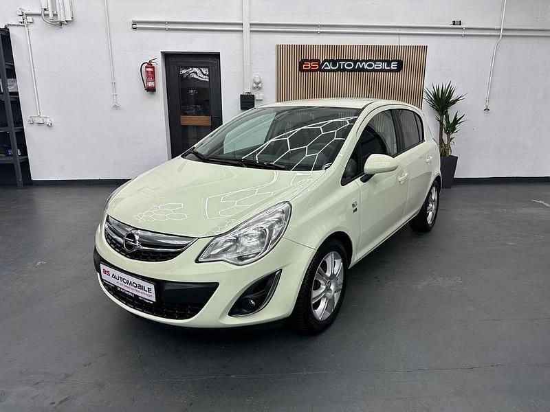 Weiß Gebraucht 2013 Opel Corsa Limousine | 6.100 € (Teuer) - Bild 1/4