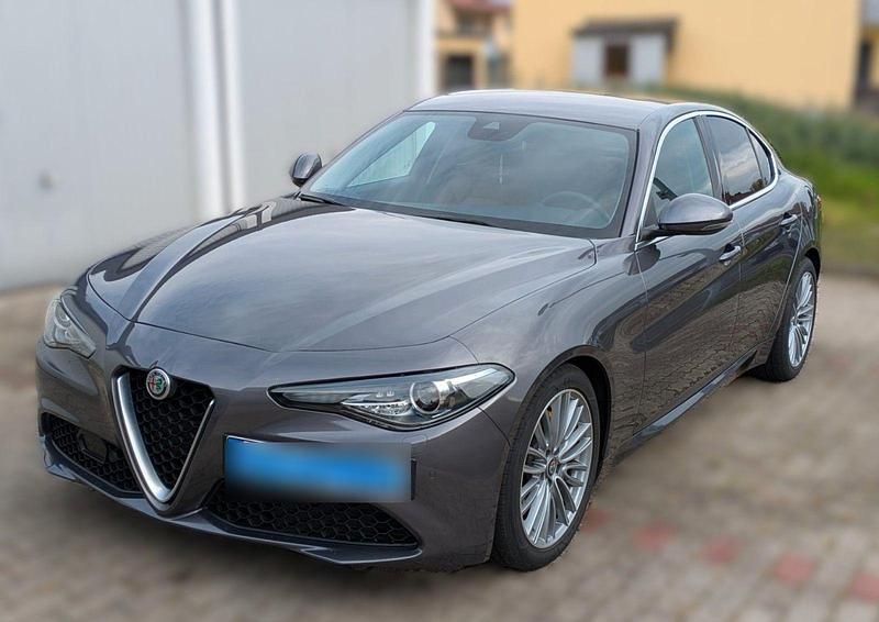 Grau Gebraucht 2016 Alfa Romeo Giulia Super Limousine | 17.600 € (Guter Preis) - Bild 1/4