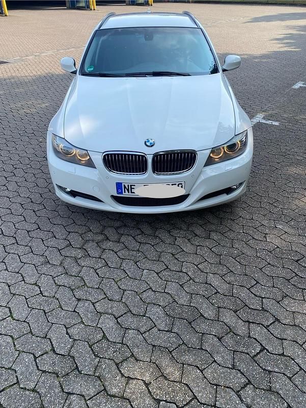 Weiß Gebraucht 2011 BMW 325 Kombi | 9.950 € (Fairer Preis) - Bild 1/4