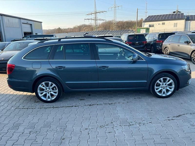 Gebraucht Skoda Superb Exclusive 140 PS (102 kW) 2015 Grau Kombi