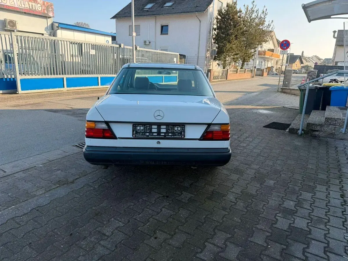 Gebraucht Mercedes E230 132 PS (97 kW) 1987 Weiß Limousine