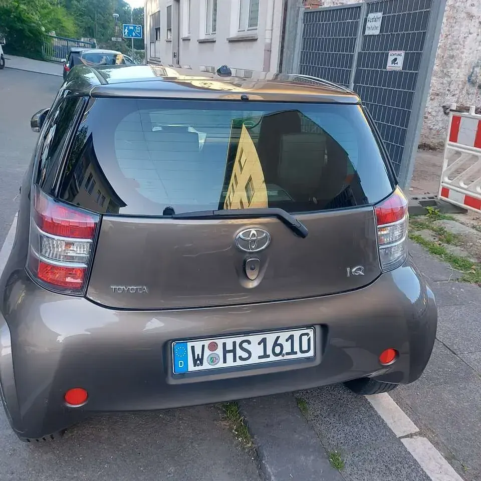 Używany Toyota iQ 68 KM (50 kW) 2010 Brązowy Hatchback