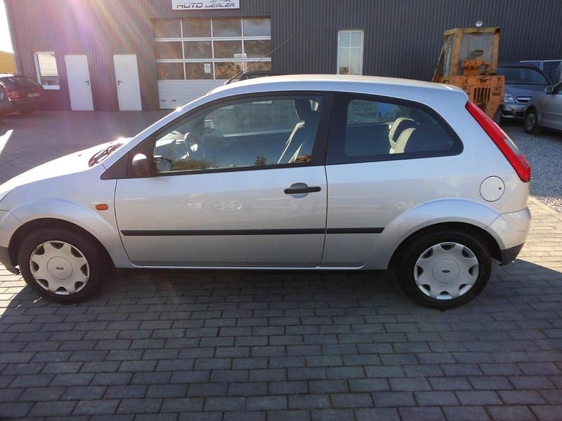 Gebraucht Ford Fiesta 69 PS (50 kW) 2005 Silber Kleinwagen