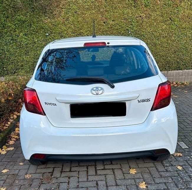 Gebraucht Toyota Yaris 69 PS (50 kW) 2015 Weiß Kleinwagen