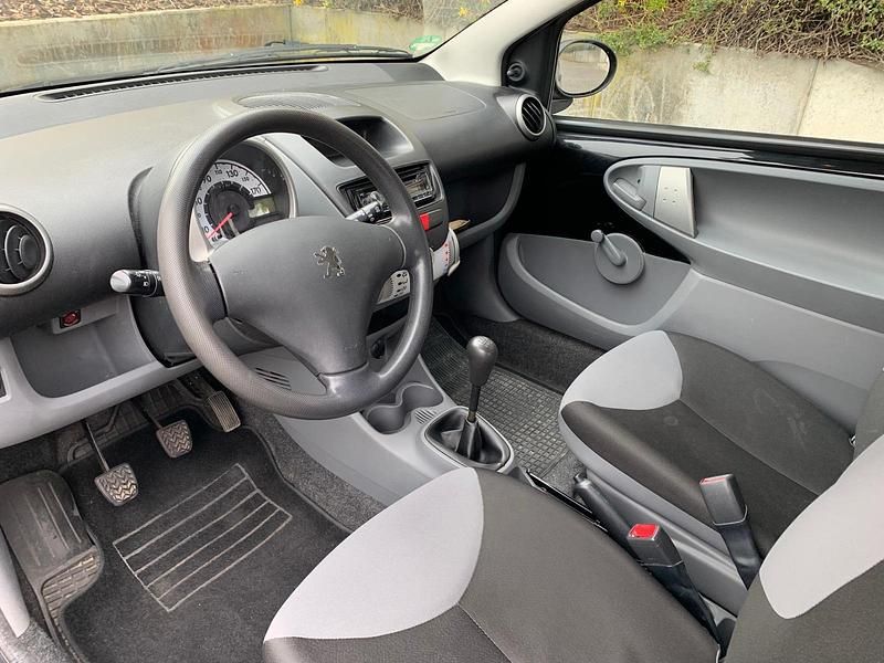 Gebraucht Peugeot 107 68 PS (50 kW) 2011 Schwarz Kleinwagen