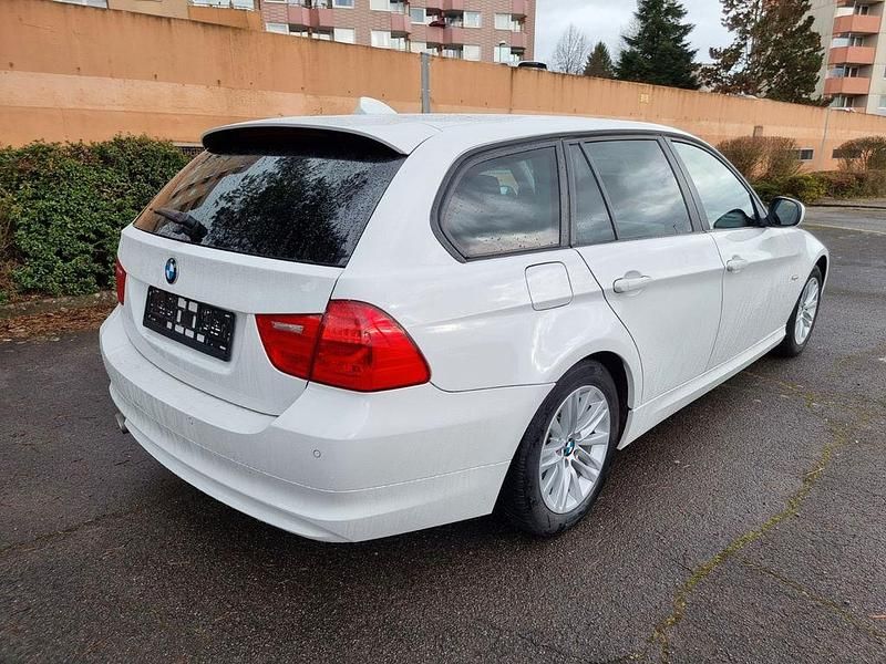 Gebraucht BMW 320 177 PS (130 kW) 2010 Silber Kombi
