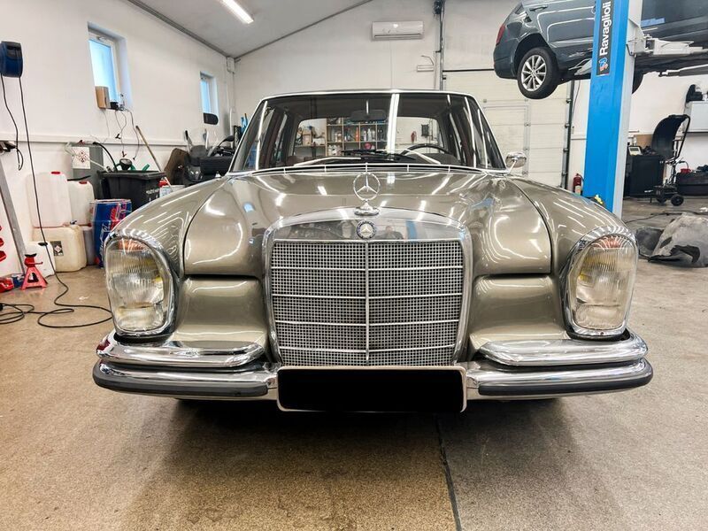 Gebraucht Mercedes 250 150 PS (110 kW) 1966 Grün Limousine