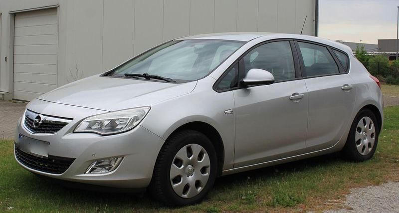 Usado Opel Astra 116 HP (85 kW) 2010 Cinzento Sedan