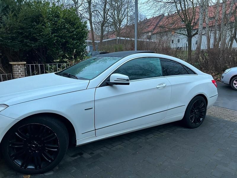 Weiß Gebraucht 2011 Mercedes E220 Coupé | 8.000 € (Guter Preis) - Bild 1/4