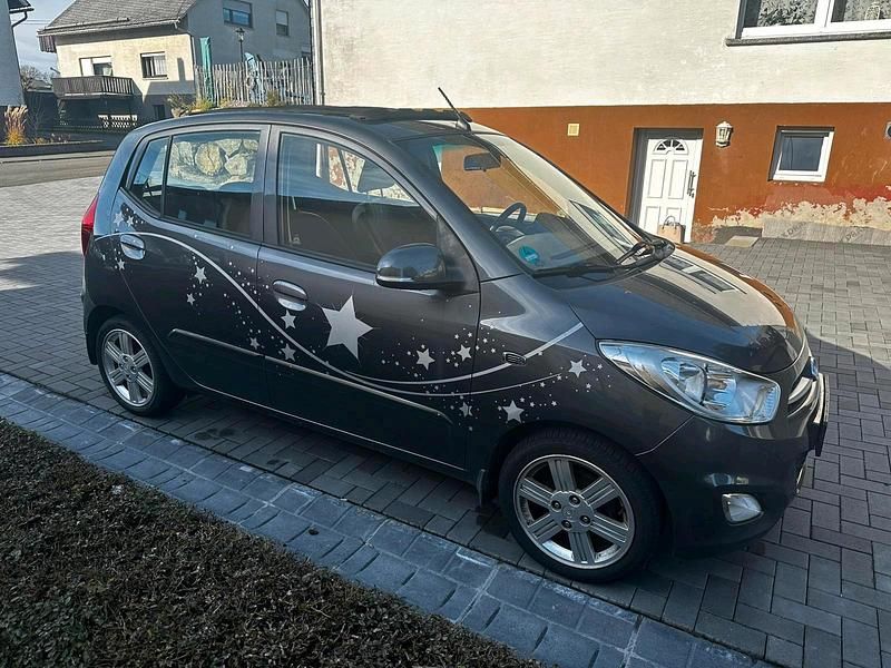 Grau Gebraucht 2013 Hyundai i10 Kleinwagen | 2.500 € (Guter Preis) - Bild 1/4