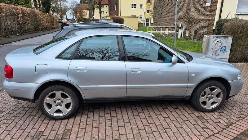 Second-hand Audi A4 100 CP (73 kW) 2000 Argintiu Berlinǎ