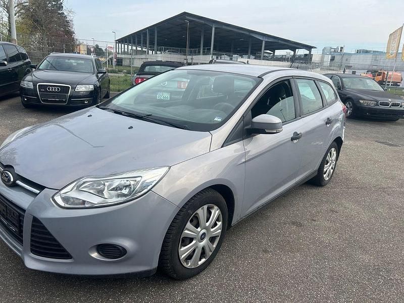 Gebraucht Ford Focus Ambiente 101 PS (74 kW) 2013 Silber Limousine