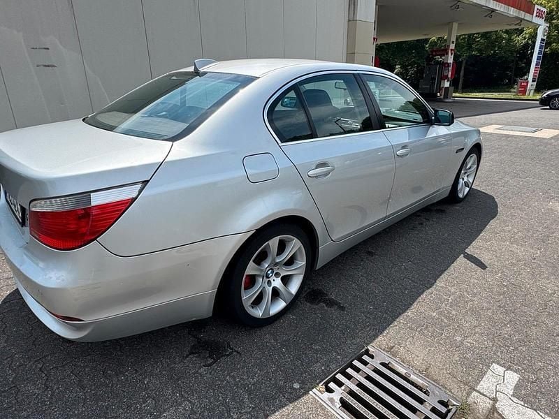 Silber Gebraucht 2004 BMW 520 Limousine | 2.200 € (Superpreis) - Bild 1/4
