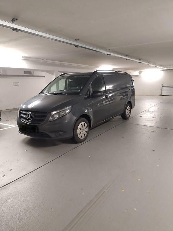 Grau Gebraucht 2017 Mercedes Vito Van / Kleinbus | 15.900 € (Guter Preis) - Bild 1/4