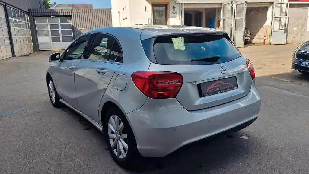 Gebraucht Mercedes A180 122 PS (89 kW) 2016 Silber Kleinwagen