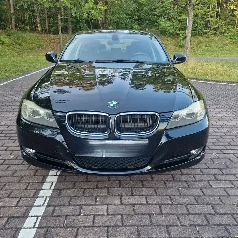 Gebraucht BMW 318 143 PS (105 kW) 2011 Schwarz Limousine