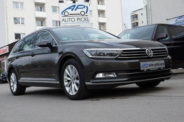 Schwarz metallic Gebraucht 2016 VW Passat Highline Kombi | 16.900 € (Teuer) - Bild 1/4