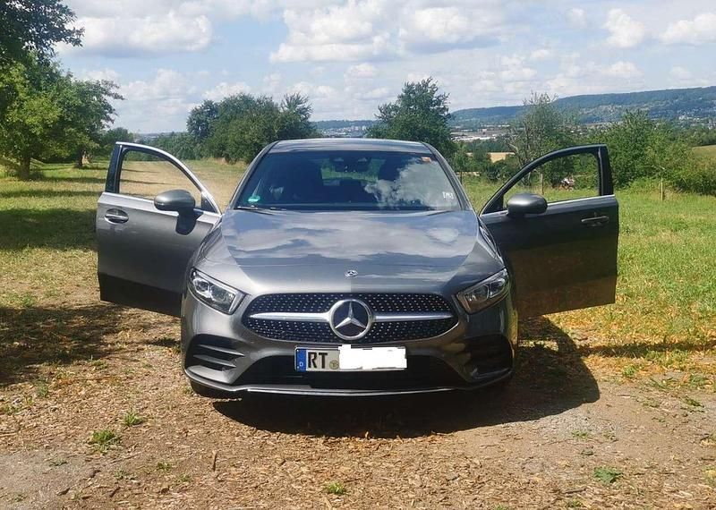 Grau Gebraucht 2020 Mercedes A250 Limousine | 25.900 € (Etwas zu teuer) - Bild 1/4
