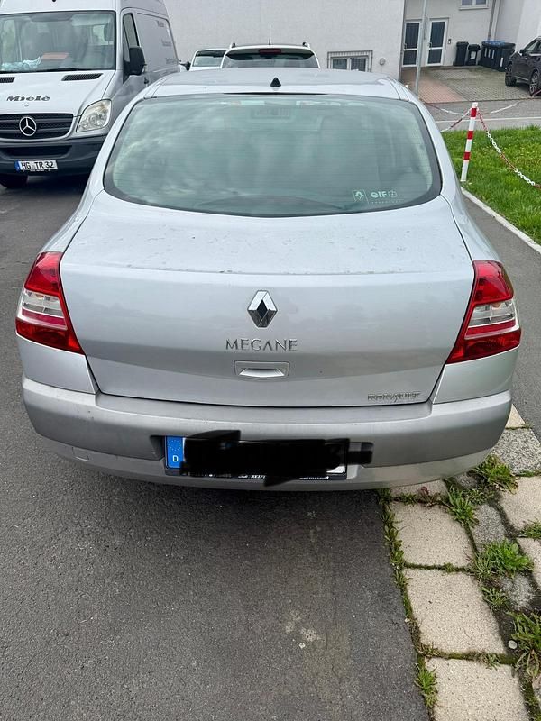 Grau Gebraucht 2006 Renault Mégane II Limousine | 2.800 € (Fairer Preis) - Bild 1/4