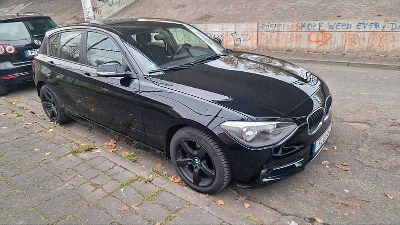 Schwarz Gebraucht 2012 BMW 116 Sport Line Kleinwagen | 5.350 € (Fairer Preis) - Bild 1/4