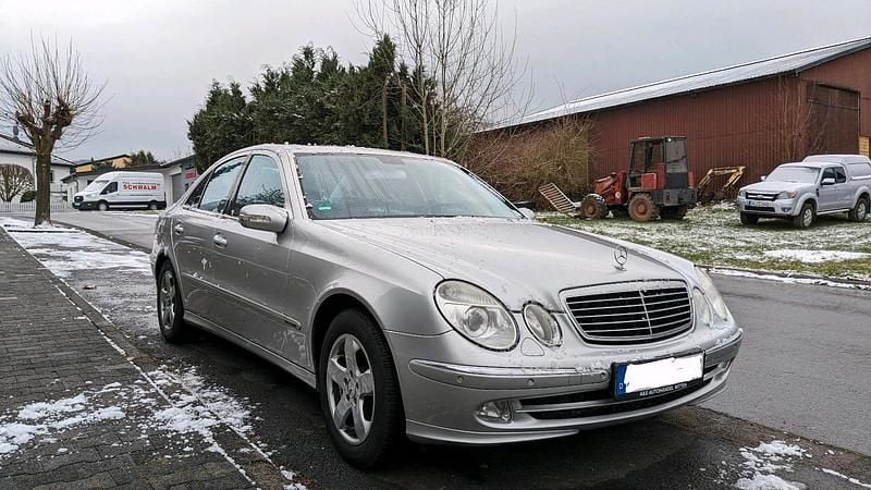 Silber Gebraucht 2005 Mercedes E320 Limousine | 5.500 € - Bild 1/4