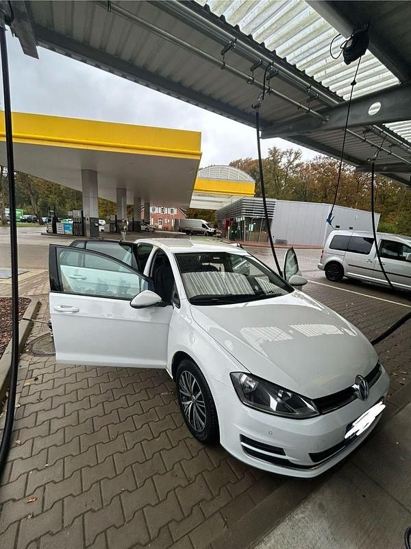 Weiß Gebraucht 2016 VW Golf VII Limousine | 7.700 € (Etwas zu teuer) - Bild 1/4