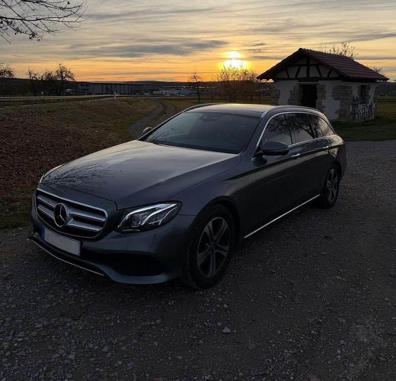 Grau Gebraucht 2017 Mercedes E220 Avantgarde Limousine | 22.900 € (Fairer Preis) - Bild 1/4
