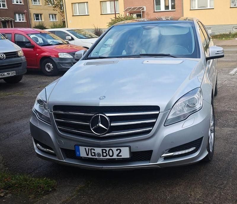 Silber Gebraucht 2011 Mercedes R350 Van / Kleinbus | 12.500 € - Bild 1/4