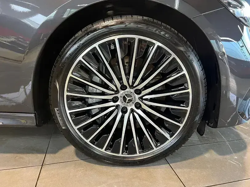 Gebraucht Mercedes E220 AMG 197 PS (144 kW) 2024 Grau Limousine