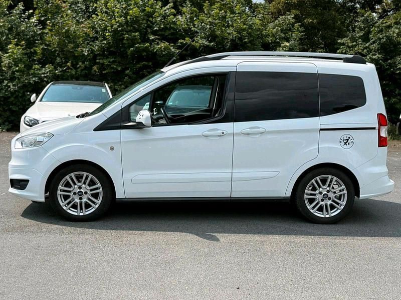 Weiß Gebraucht 2017 Ford Tourneo Kombi | 6.700 € (Fairer Preis) - Bild 1/4