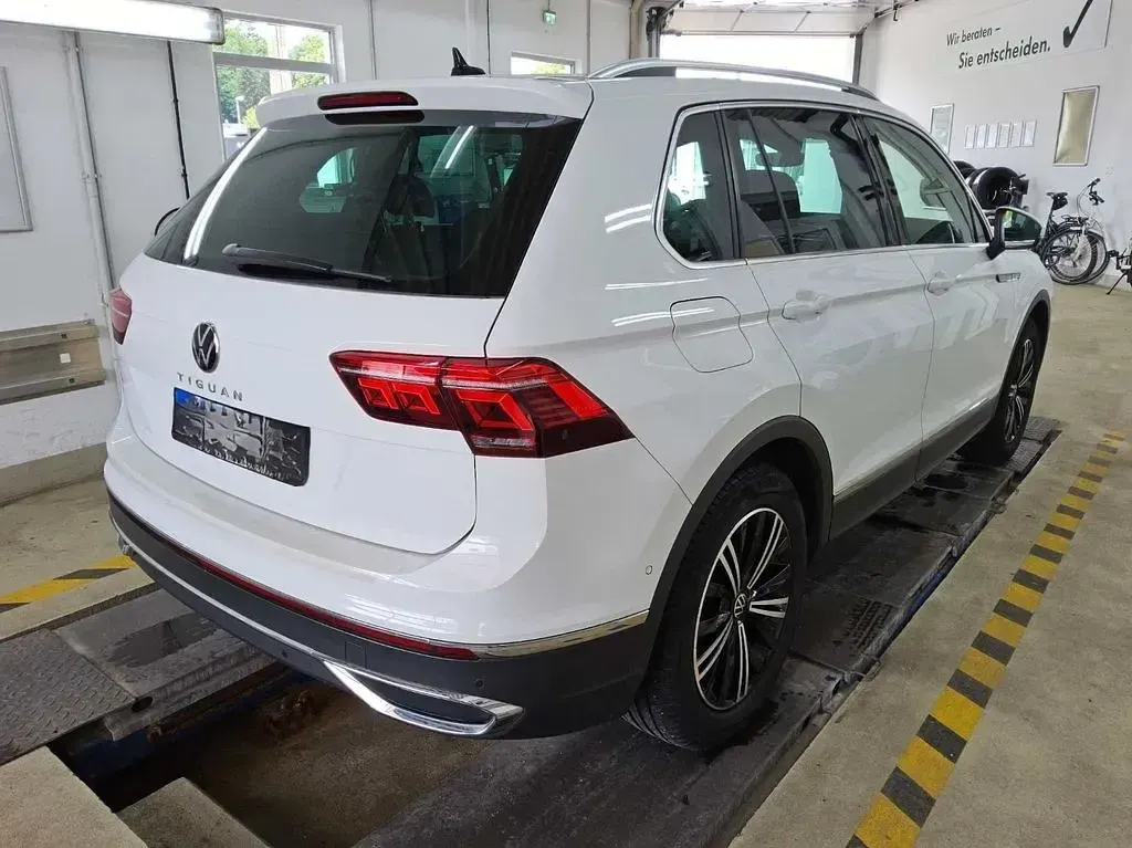 Gebraucht VW Tiguan Elegance 150 PS (110 kW) 2022 Pure white SUV