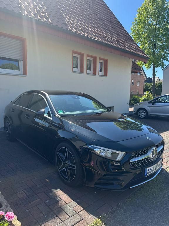 Schwarz Gebraucht 2019 Mercedes A250 AMG line Limousine | 24.800 € (Fairer Preis) - Bild 1/4