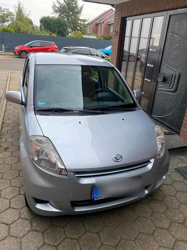 Grau Gebraucht 2010 Daihatsu Sirion Kleinwagen | 1.750 € (Fairer Preis) - Bild 1/4
