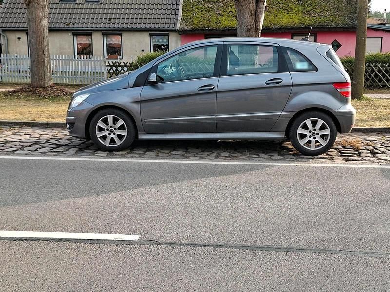 Gebraucht Mercedes B180 115 PS (84 kW) 2010 Silber Van / Kleinbus