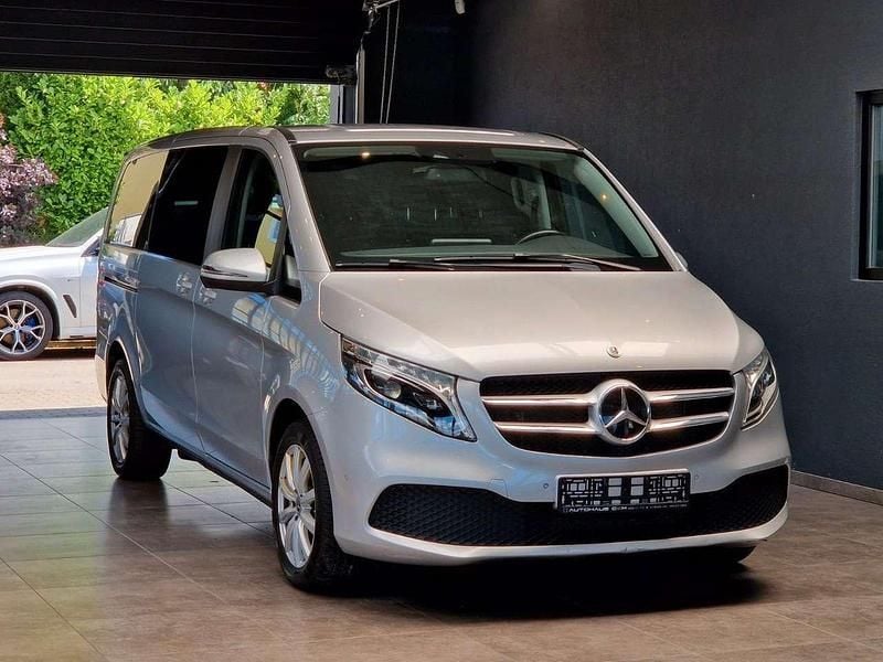 Silber Gebraucht 2022 Mercedes V220 Edition Van / Kleinbus | 37.999 € (Superpreis) - Bild 1/2